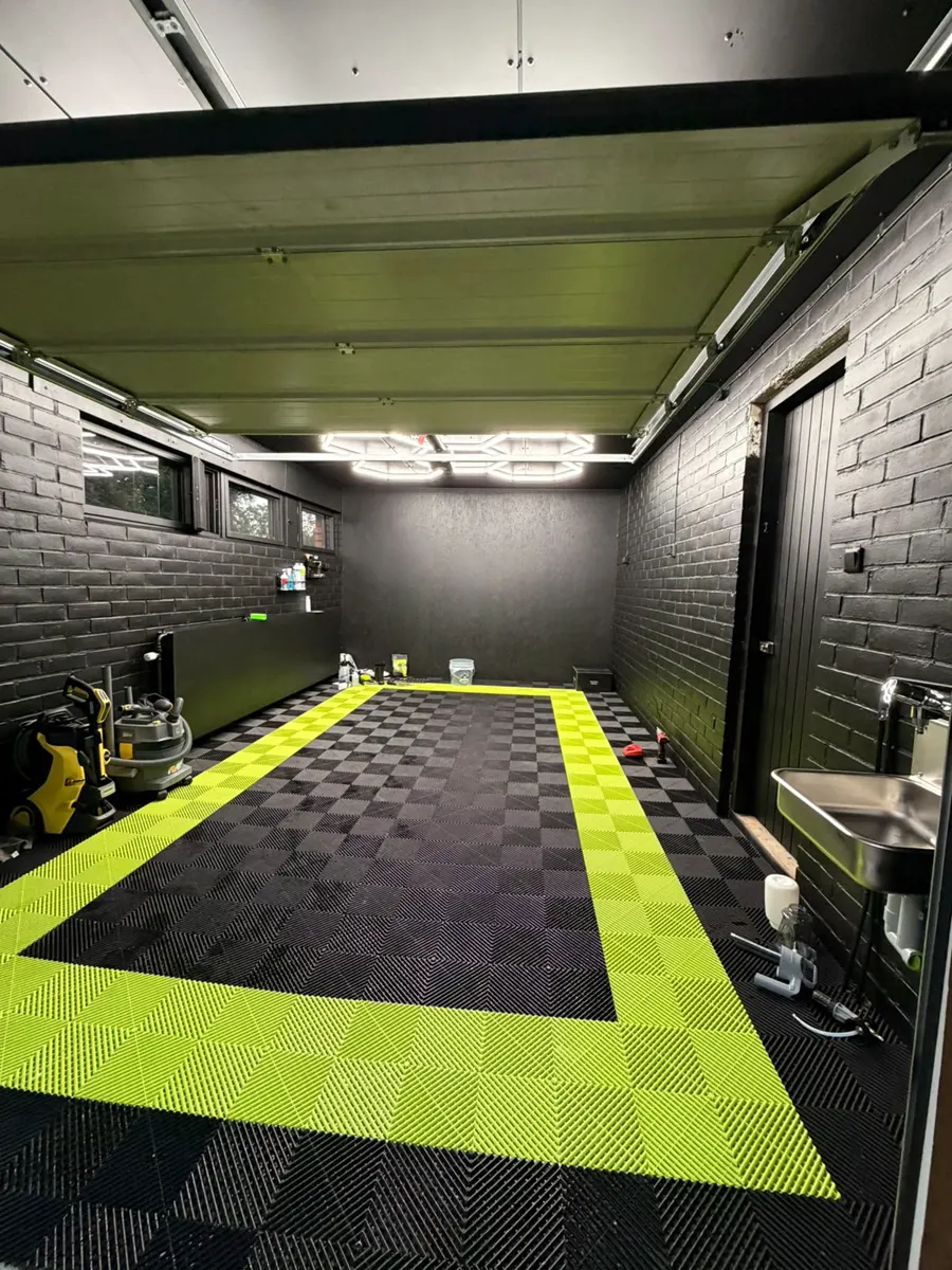 Valmis lattia ja LED-valot