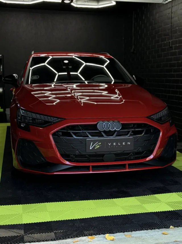 Audi RS3 Velen Studion hallissa kuusikulmio-LED-valojen alla