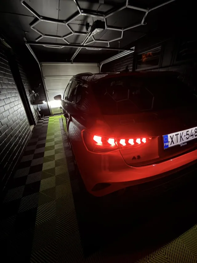 Valmis auto, valot päällä