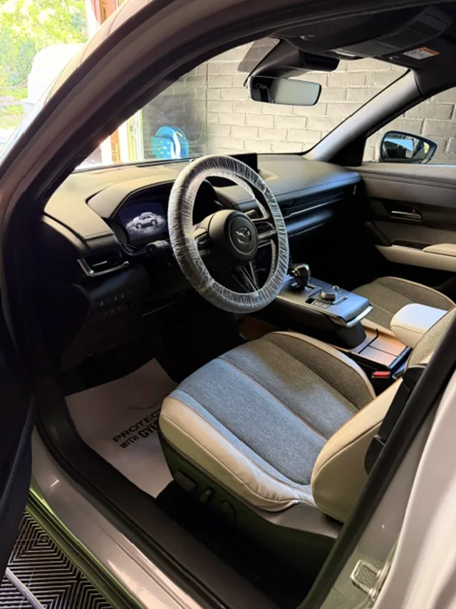 Kia – vaaleat istuimet puhtaina